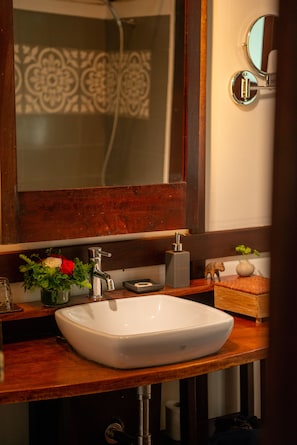 Deluxe Room, 1 King Bed | Bathroom | Combined shower/bathtub, deep-soaking bathtub, hydromassage showerhead