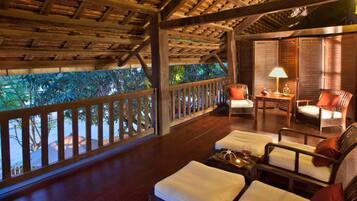 Bộ đồ giường cao cấp, minibar, két bảo mật tại phòng, bàn