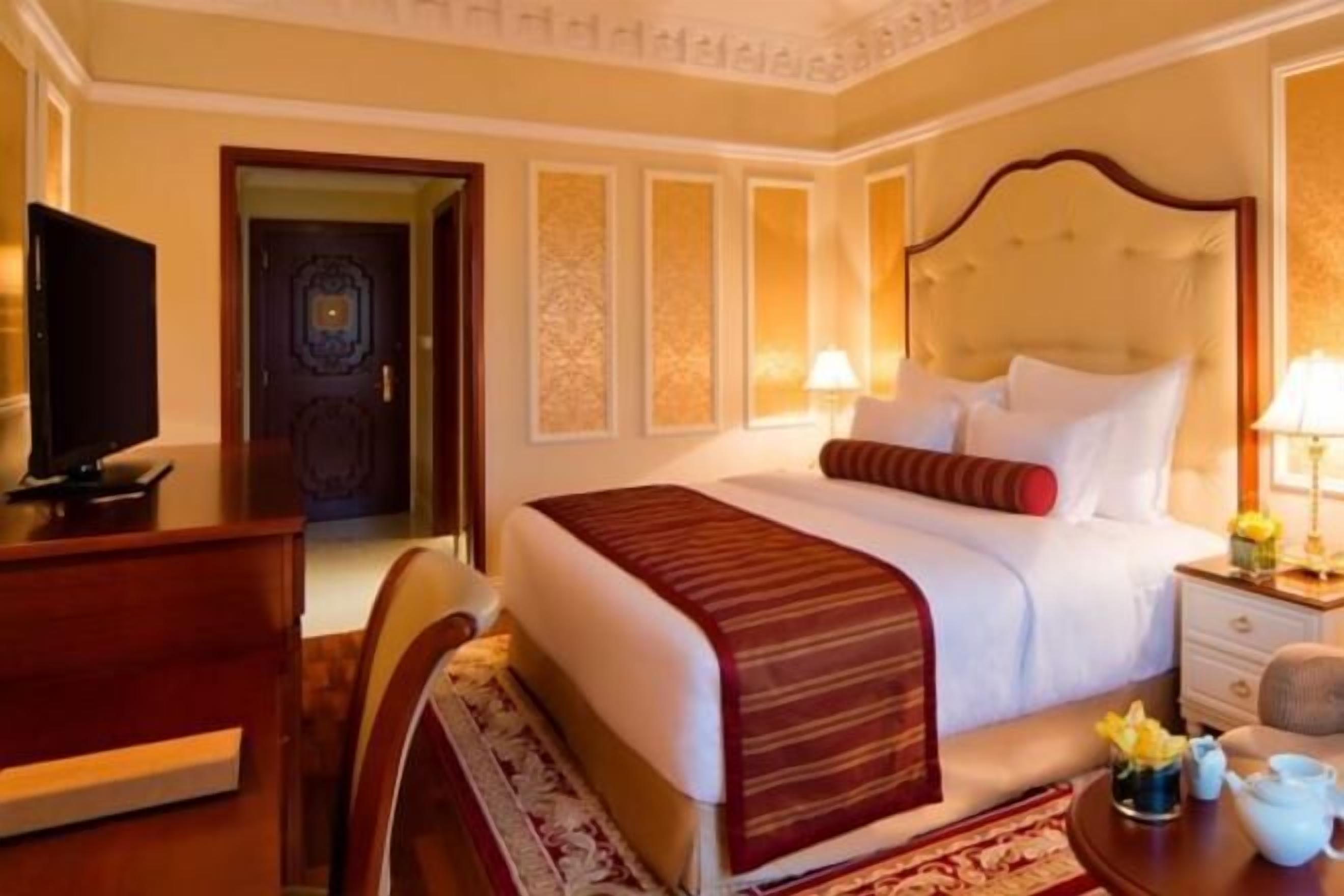 ميني بار وخزنة داخل الغرفة ومكتب ومكواة/لوح كي