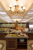 Se ofrece un desayuno bufé (85 QAR por persona)