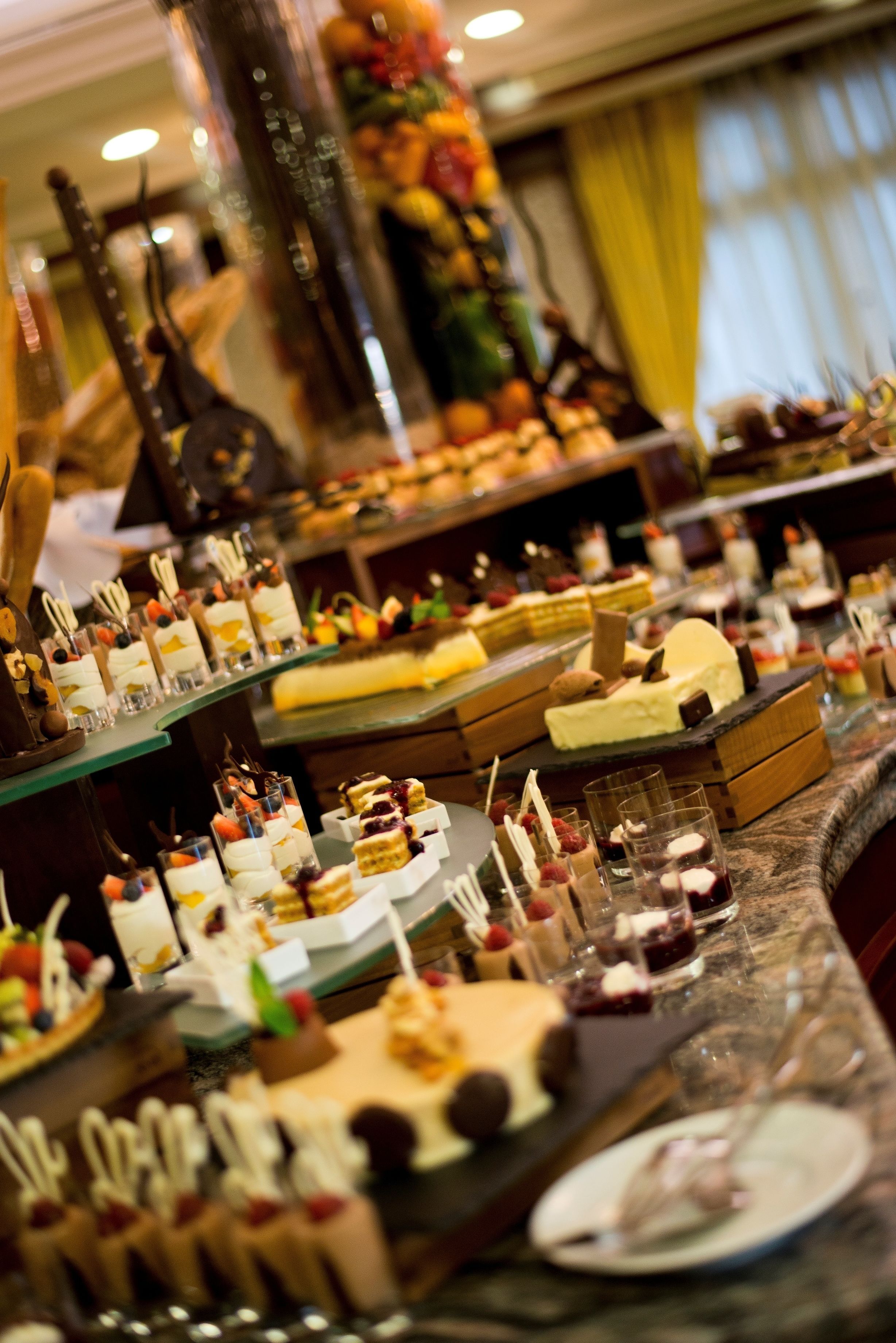 Un bufé con diversos postres y bebidas.