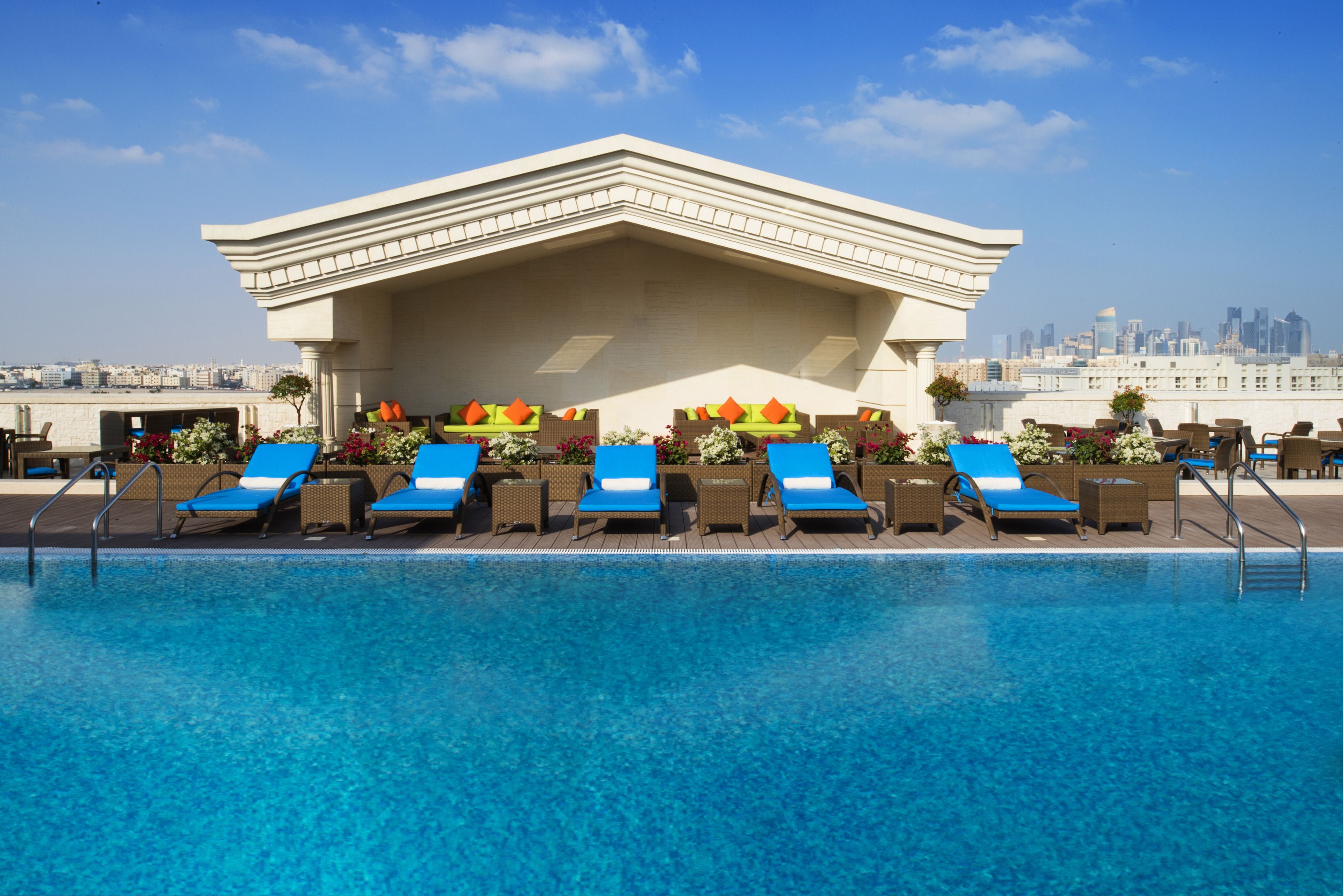 室外游泳池，池畔遮阳伞