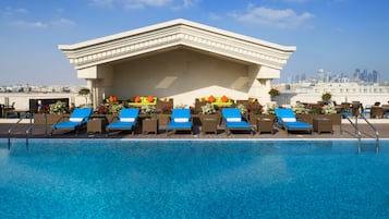 Piscine extérieure, parasols de plage
