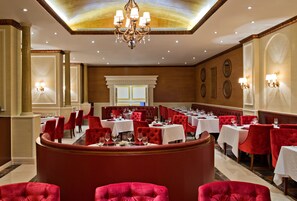 3 restaurants, international cuisine - Warwick Doha (Doha)