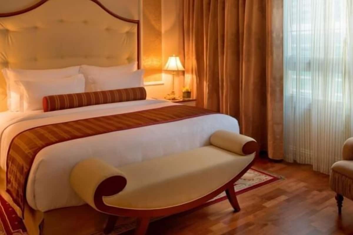 ميني بار وخزنة داخل الغرفة ومكتب ومكواة/لوح كي