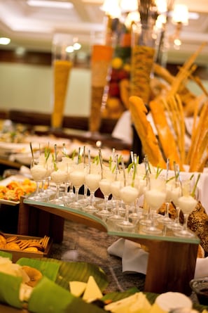 3 restaurants, international cuisine
