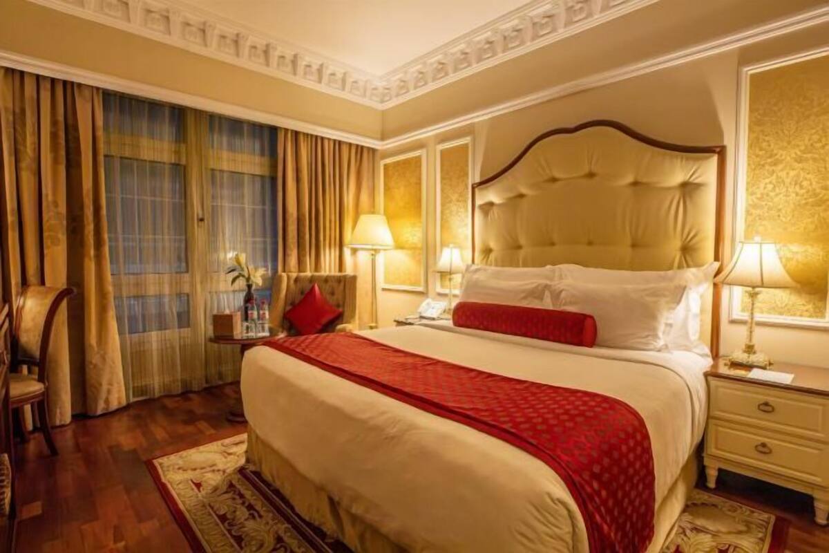 Minibar, caja de seguridad en la habitación y escritorio