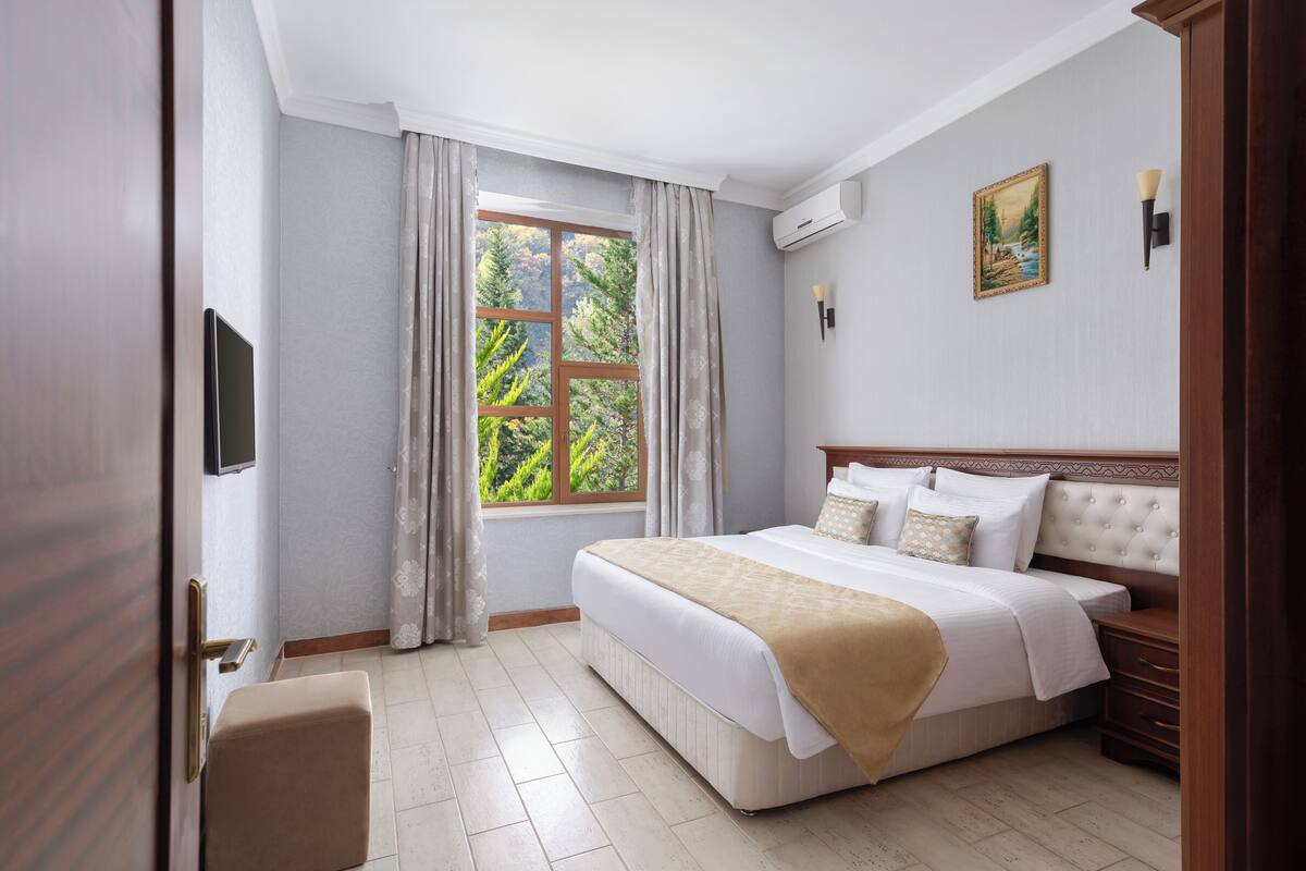 Deluxe Cottage (One Bedroom) | Bar mini, peti besi dalam bilik, meja, kalis bunyi 