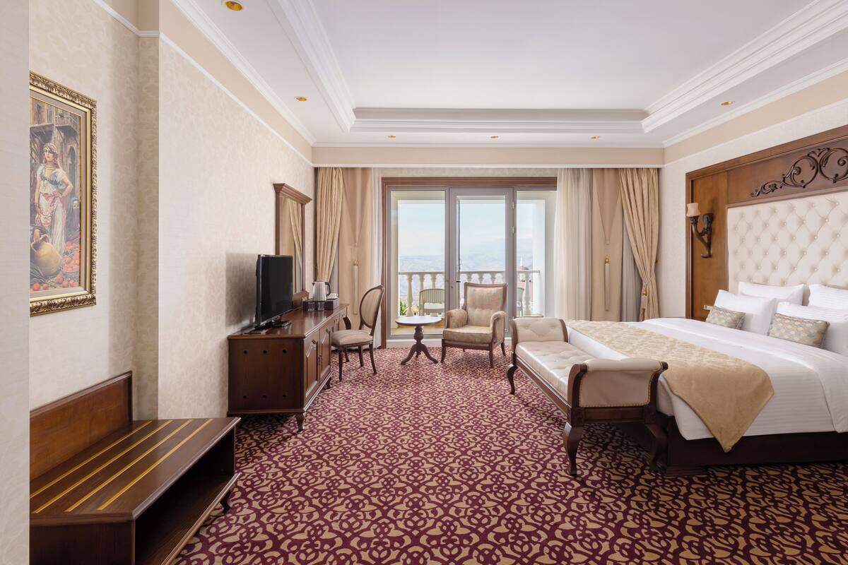 Grand Deluxe King Room | Bar mini, peti besi dalam bilik, meja, kalis bunyi 