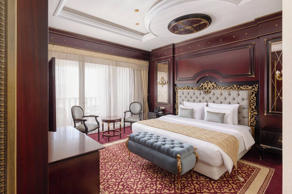 Premium Suite One Bedroom | Bar mini, peti besi dalam bilik, meja, kalis bunyi 