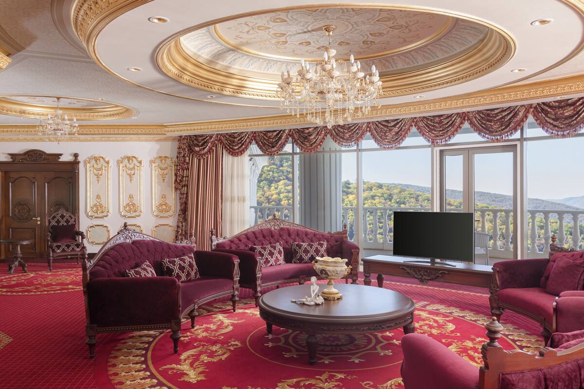 Presidential Suite | Bar mini, peti besi dalam bilik, meja, kalis bunyi 