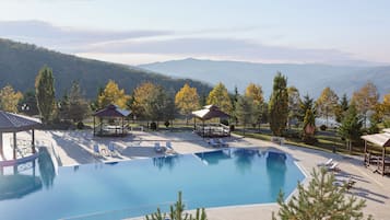 Una piscina techada, una piscina al aire libre