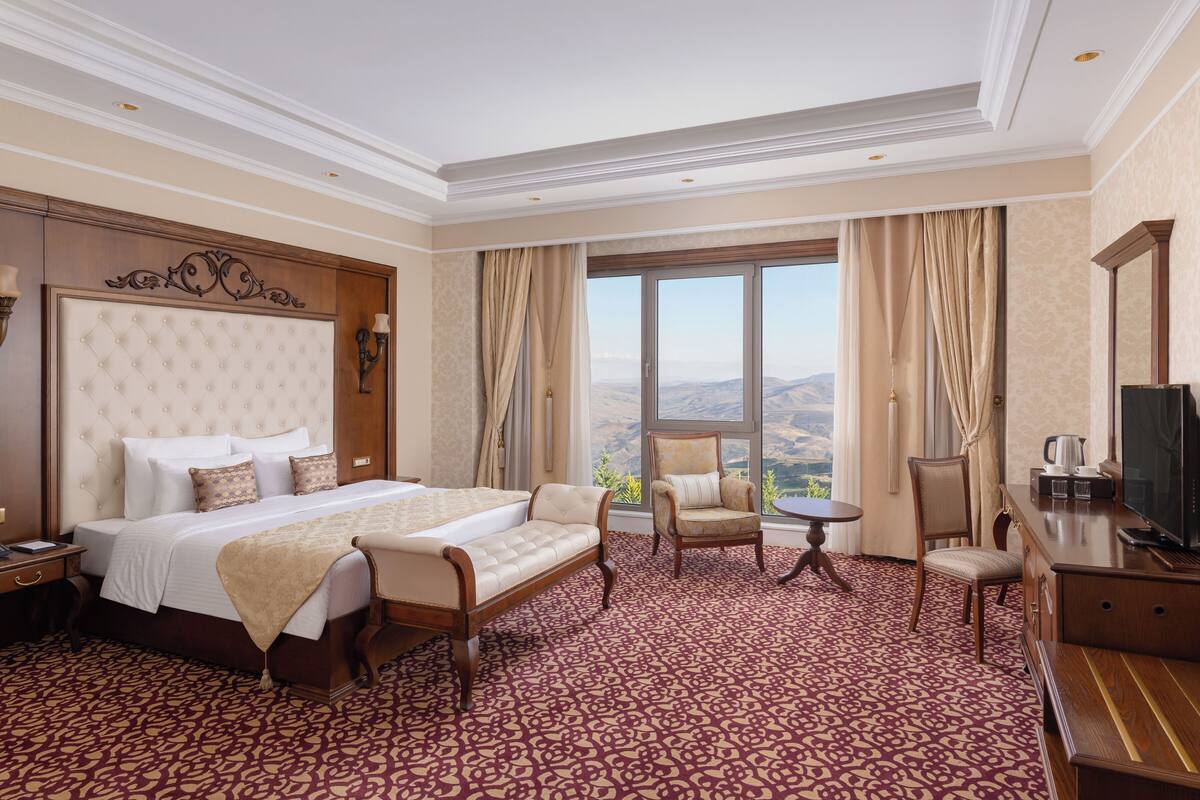 Deluxe King Room | Bar mini, peti besi dalam bilik, meja, kalis bunyi 