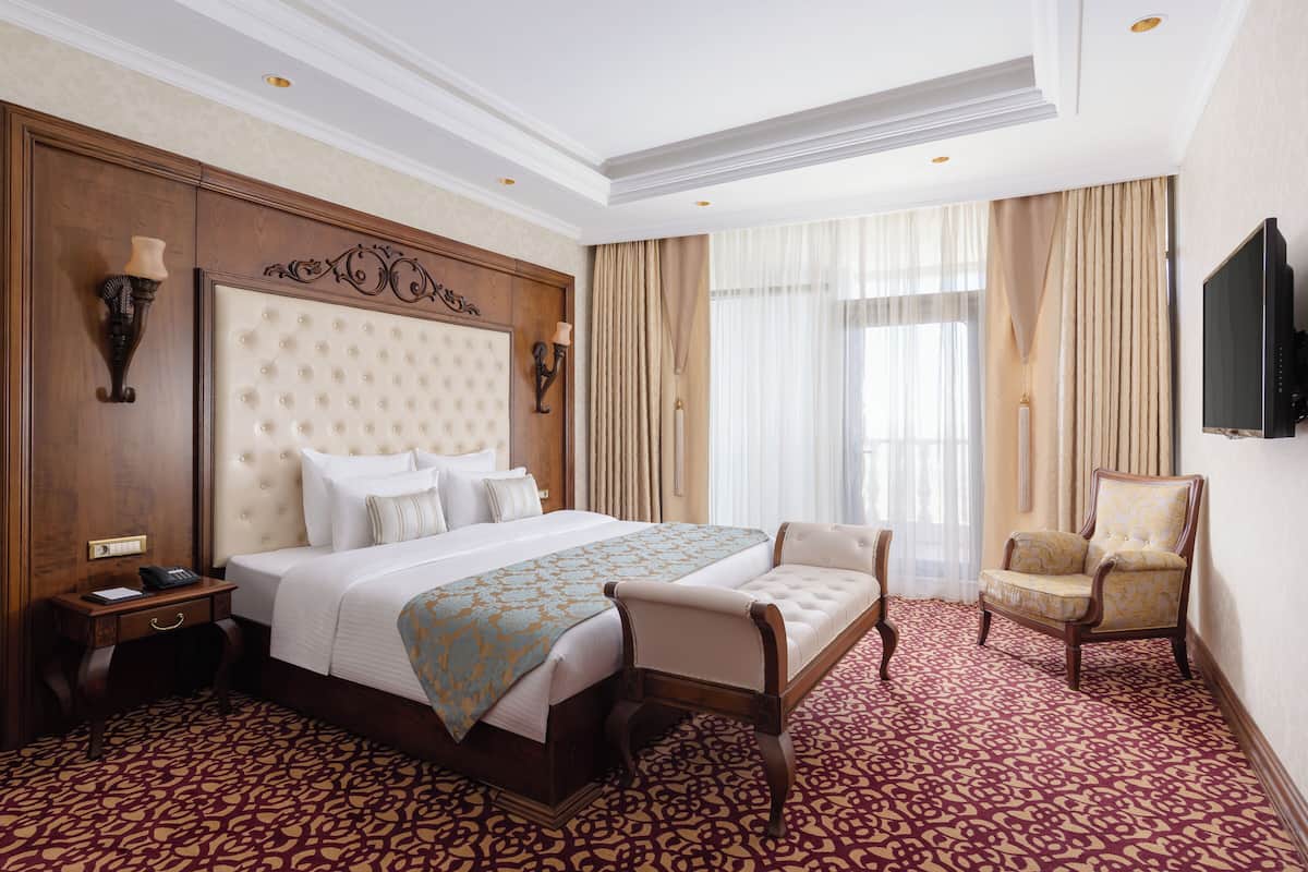 Executive Suite | 1 bedroom, minibar, in-room safe, desk