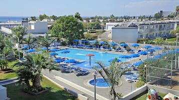 Outdoor pool, pool loungers