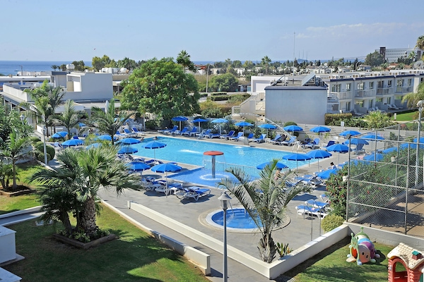 Een buitenzwembad, ligstoelen bij het zwembad