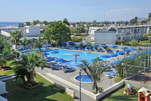 Una piscina al aire libre, tumbonas