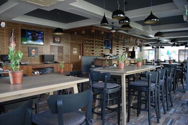 2 restaurants; breakfast and dinner served