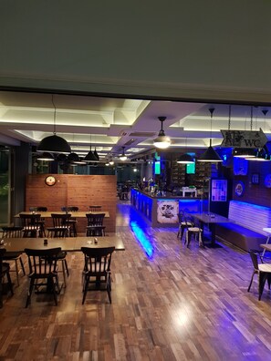 2 restaurantes; se sirven desayunos, cenas y cocina internacional