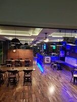 2 restaurantes; se sirven desayunos y cenas