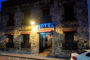 Front of property - evening/night - Hotel El Carmen - Morelia (Morelia)