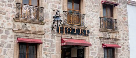 Vista frontal de la propiedad