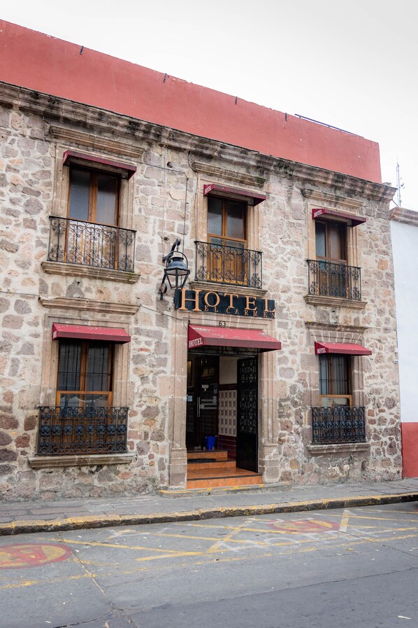 Front of property - Hotel El Carmen - Morelia (Morelia)