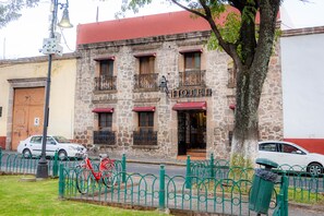 Front of property - Hotel El Carmen - Morelia (Morelia)