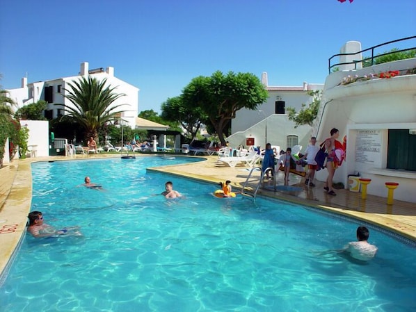 2 piscines extérieures, chaises longues