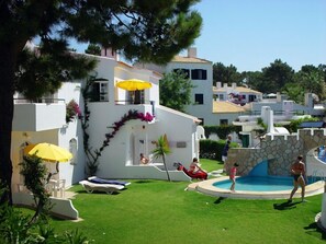 2 outdoor pools, pool loungers