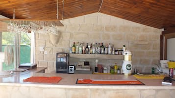 Bar en bord de piscine
