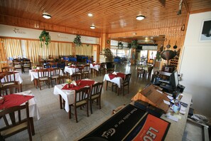 供应早餐、午餐和晚餐
