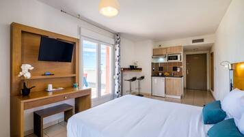 Standard Room, 1 Queen Bed, Non Smoking, Balcony | Desk, soundproofing, iron/ironing board, free cribs/infant beds