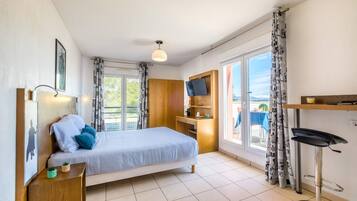 Standard Room, 1 Queen Bed, Non Smoking, Balcony | Desk, soundproofing, iron/ironing board, free cribs/infant beds