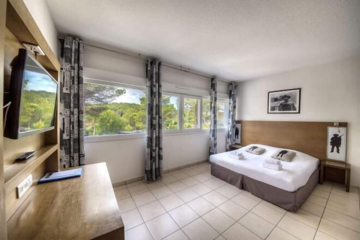 Een bureau, geluiddichte muren, een strijkplank/strijkijzer