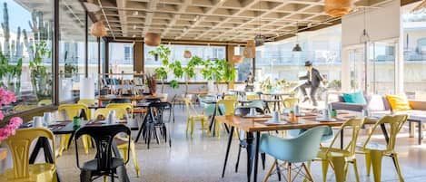 매일 뷔페 아침 식사(1인당 EUR 12.90)