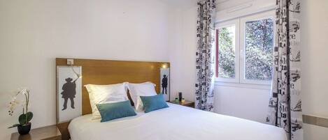 Een bureau, geluiddichte muren, een strijkplank/strijkijzer