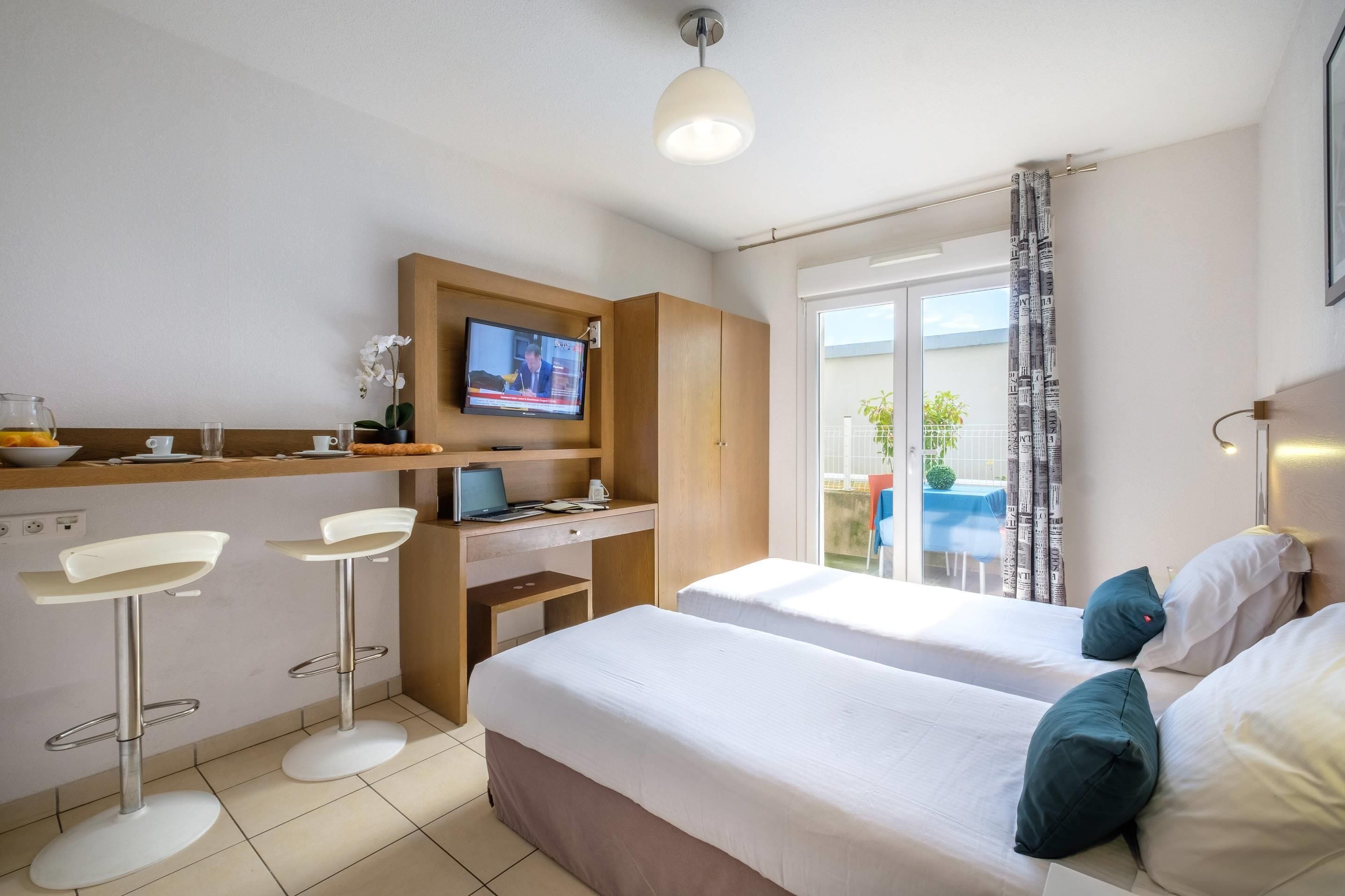 Standard Room, 2 Twin Beds, Non Smoking | Desk, soundproofing, iron/ironing board, free cribs/infant beds