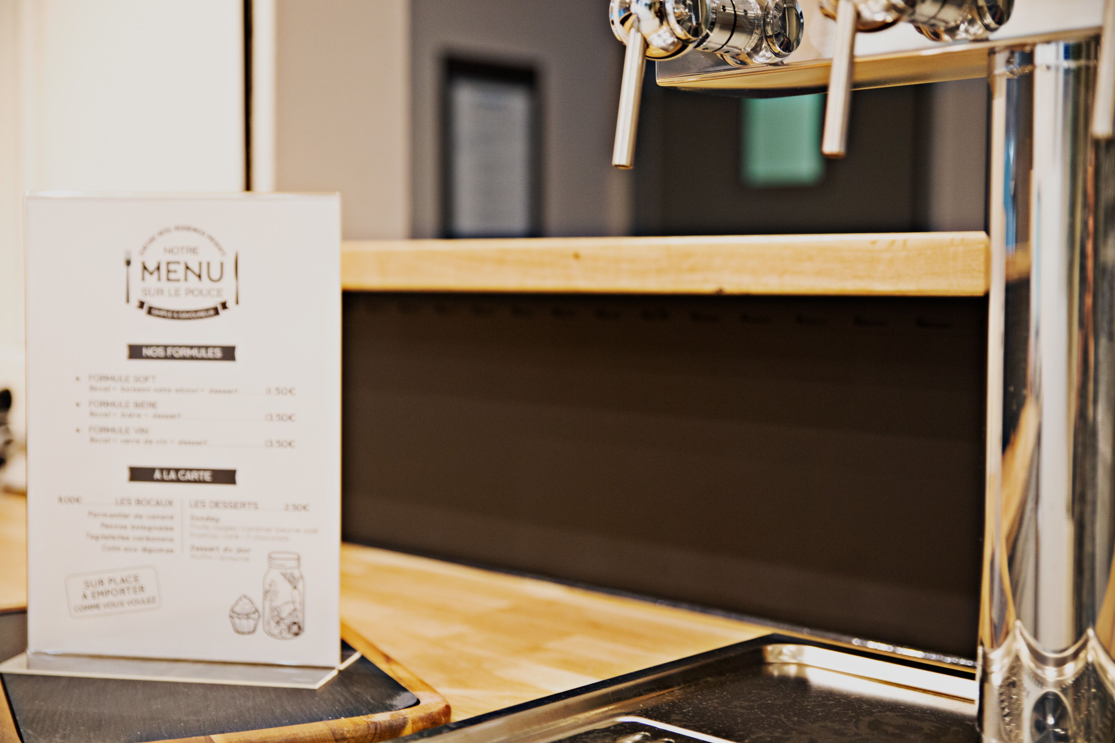 Un menu proposant des formules à prix fixe et un bar avec des bières à la pression.