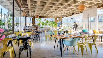 Café da manhã com buffet todos os dias mediante uma taxa