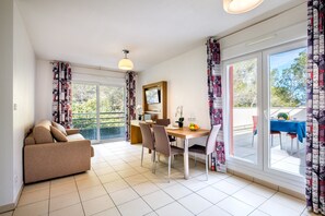 Desk, soundproofing, iron/ironing board, free cots/infant beds - Comfort Aparthotel Antibes Le Maestria (Antibes)