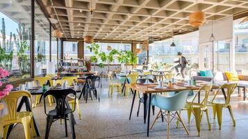 Petit déjeuner buffet servi tous les jours en supplément