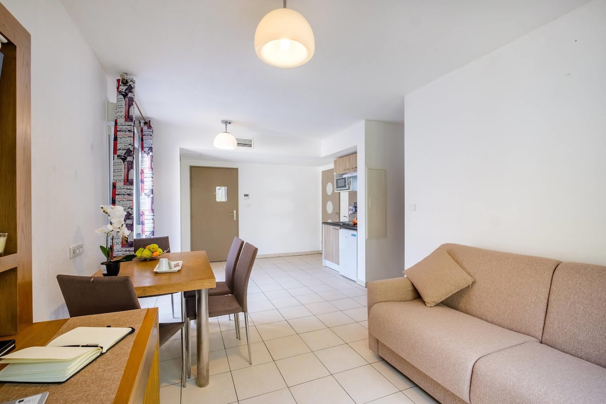 Escritorio, sistema de insonorización y tabla de planchar con plancha