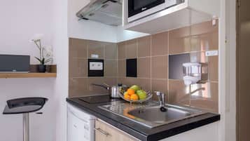 Réfrigérateur, micro-ondes, plaque de cuisson, cafetiÚre/bouilloire