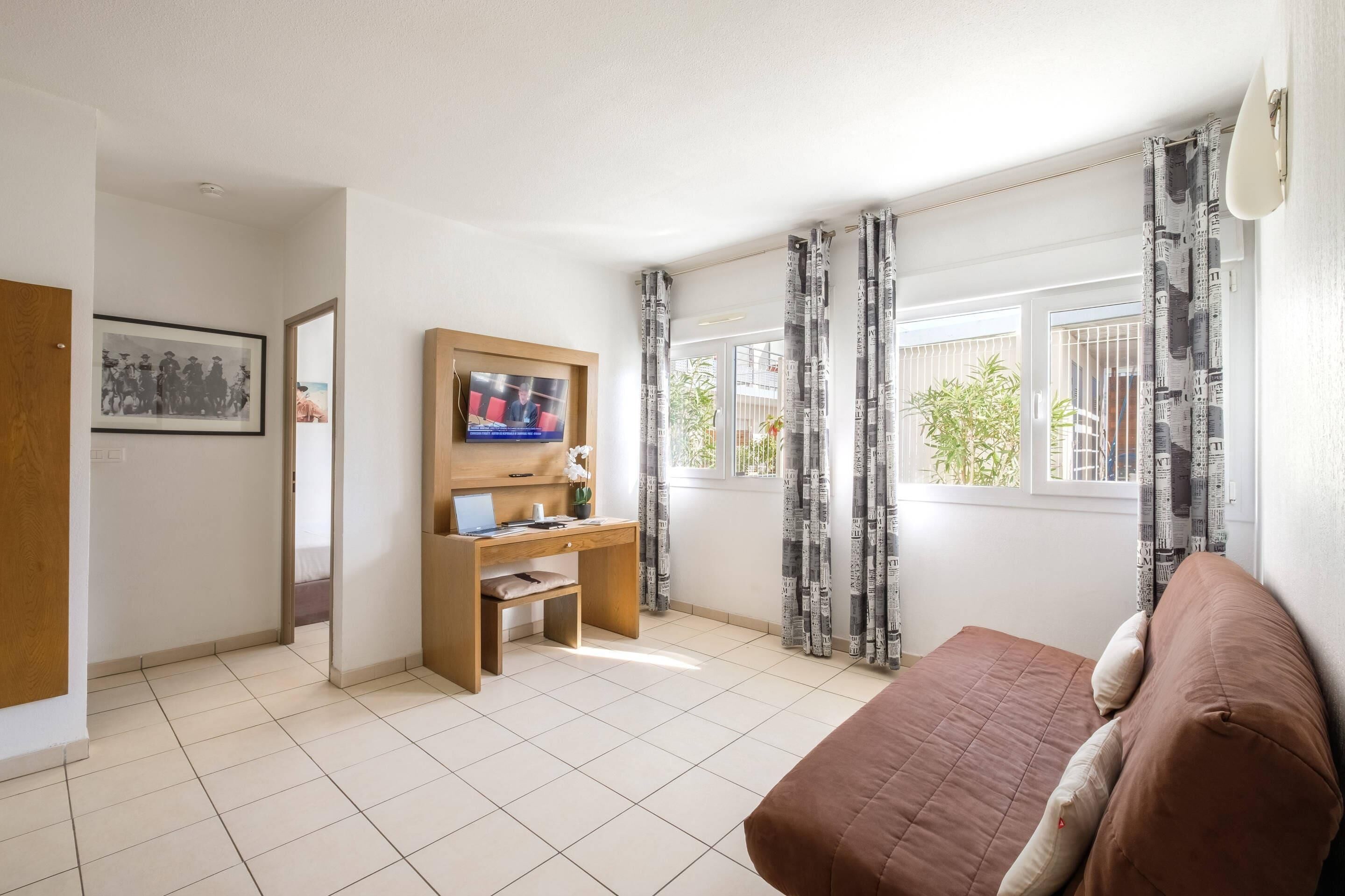 Schreibtisch, schallisolierte Zimmer, Bügeleisen/Bügelbrett