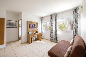 Desk, soundproofing, iron/ironing board, free cots/infant beds - Comfort Aparthotel Antibes Le Maestria (Antibes)