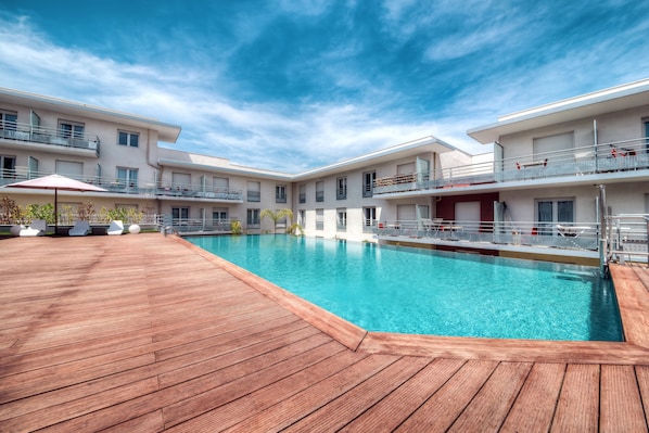 Piscina externa sazonal, funciona das 10h às 19h30, guarda-sóis