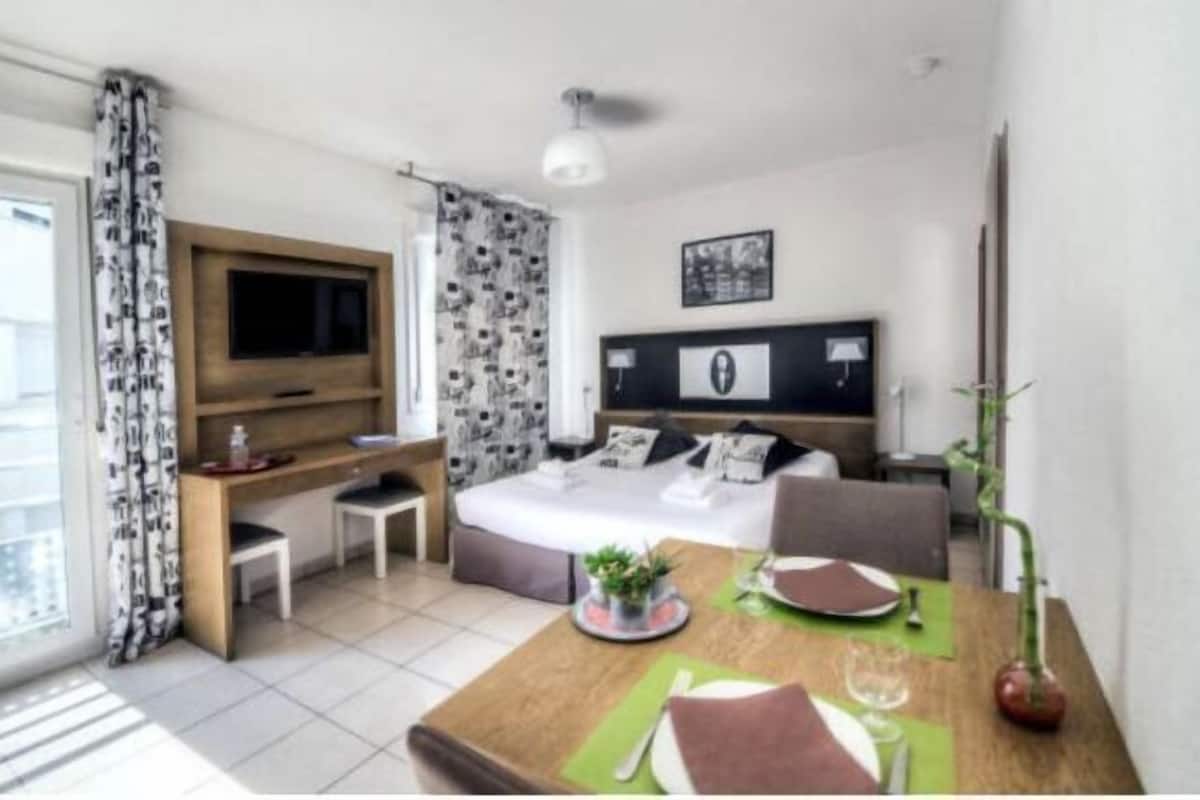 Schreibtisch, schallisolierte Zimmer, Bügeleisen/Bügelbrett