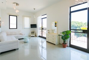 Superior Apartment, 1 Bedroom (Hess 8) | Living room