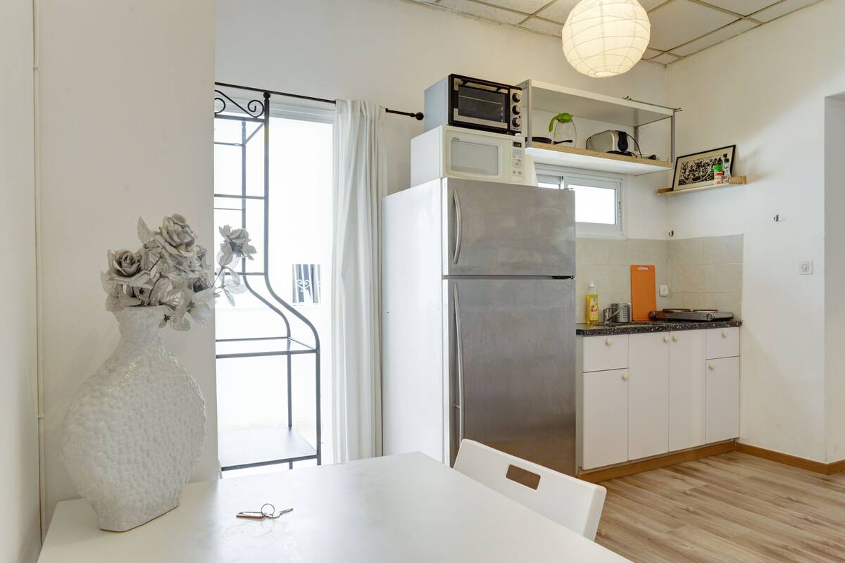 Apartment, 2 Schlafzimmer, Balkon (Hakovshim 22) | Eigene Küche | Wasserkocher mit Kaffee-/Teezubehör, großer Kühlschrank, Mikrowelle